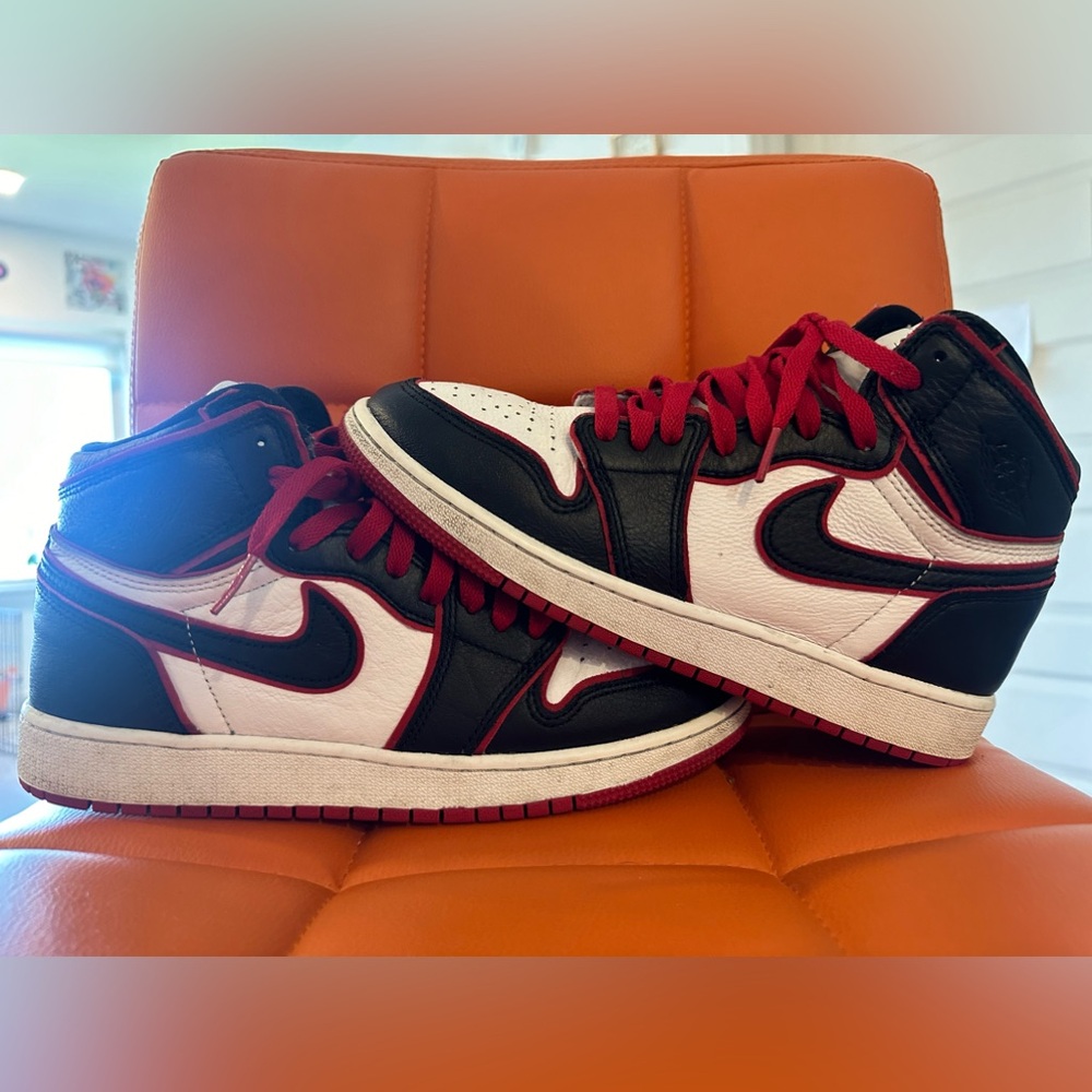 JORDAN 1 RETRO HIGH OG “BLOODLINE” SIZE 7Y (fits women 8/8.5)